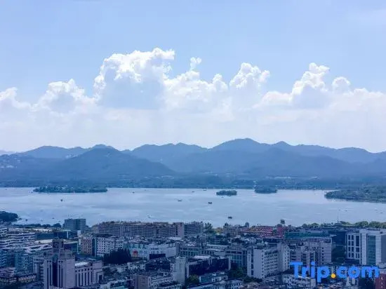 Yizhong Hotel (Hangzhou West Lake Lakeside Zhonghe North Road Subway Station)