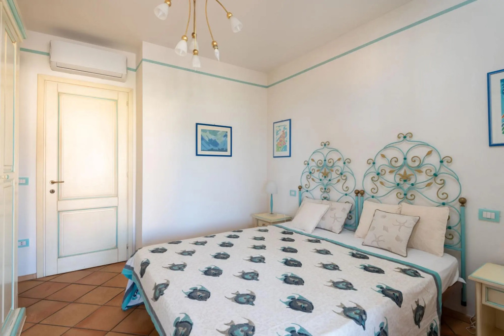The apartment has 2 bedrooms, living room with kitchen, bathroom with shower and a large covered ter-Pedra Rosa F2