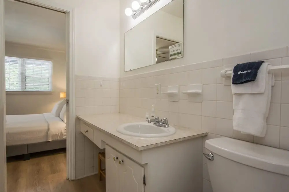 Lakeview 1BR Condo w Deck Walk to Village