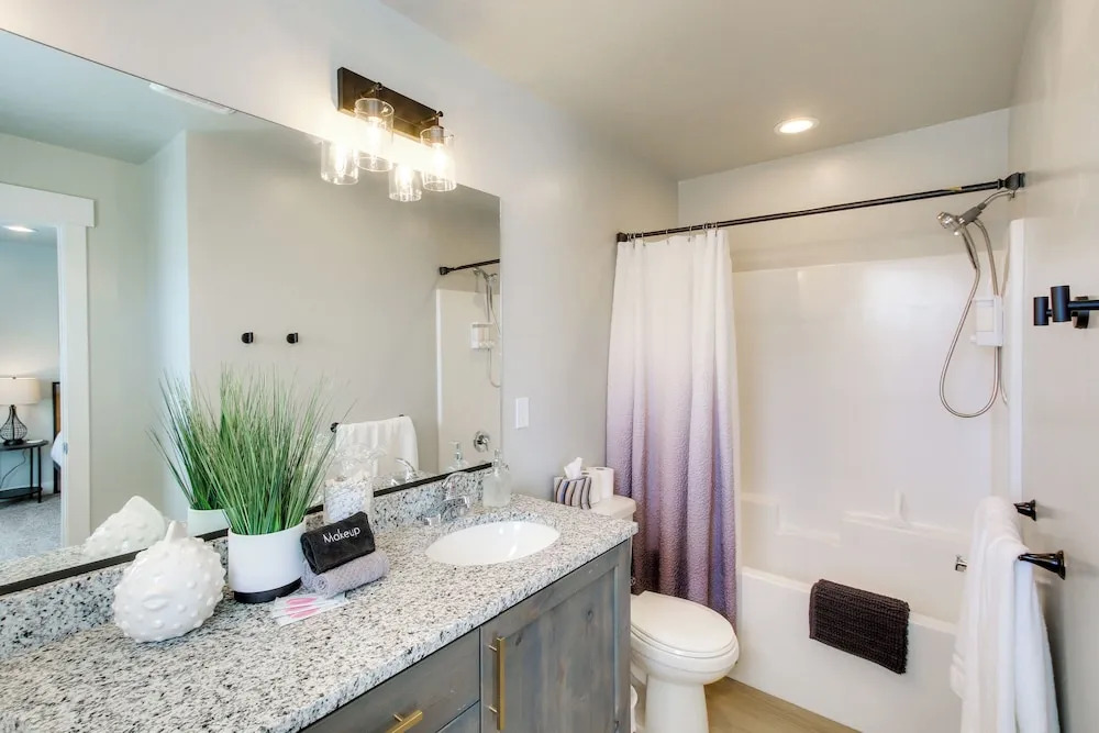 Garden City Townhome, Close to Parks + Downtown!