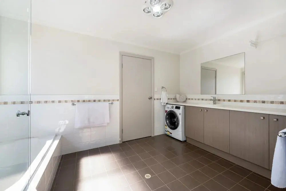 Large Upstairs Family Stay Near Middleton Beaches