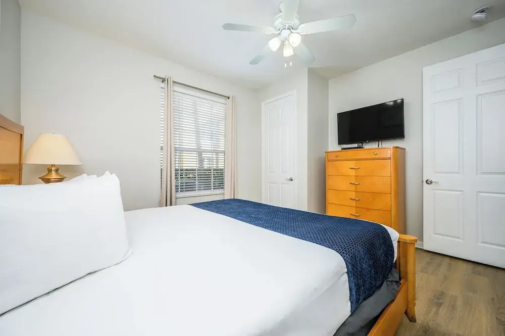 Beautiful Lakeview Condo, New Listing -1024