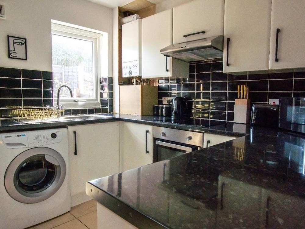 2-bed - Sleeps 4 - Pet Friendly & Free Parking