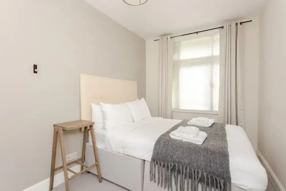 Beautiful 5 Bedroom Home With Garden in South Kensington