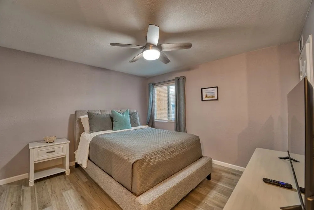 2BR Sleeps 6 Pool BBQ Gym Hot Tub & Bar Hopping!