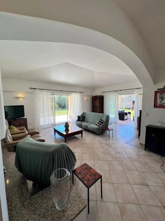 Spacious Family House Near The Sea