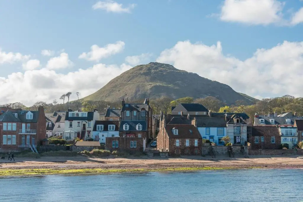 Bright 2 bed apartment North Berwick High Street