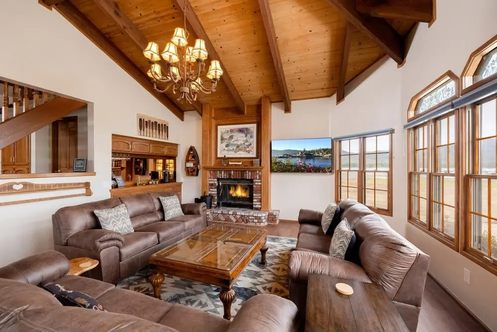 26 - Lakefront Chalet 3 Bedroom Home by Redawning