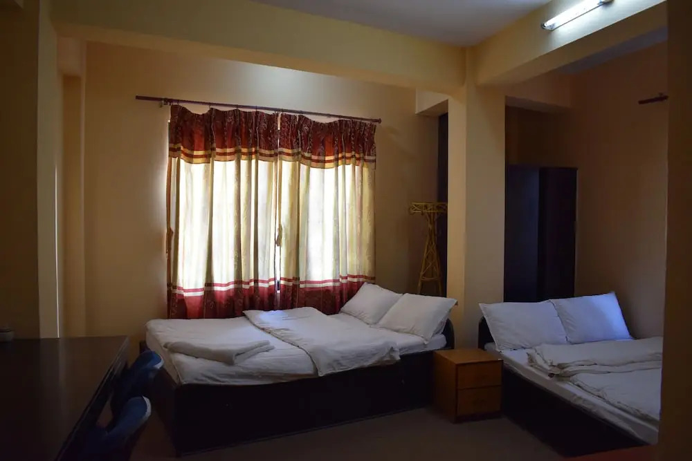 Hotel Maroon