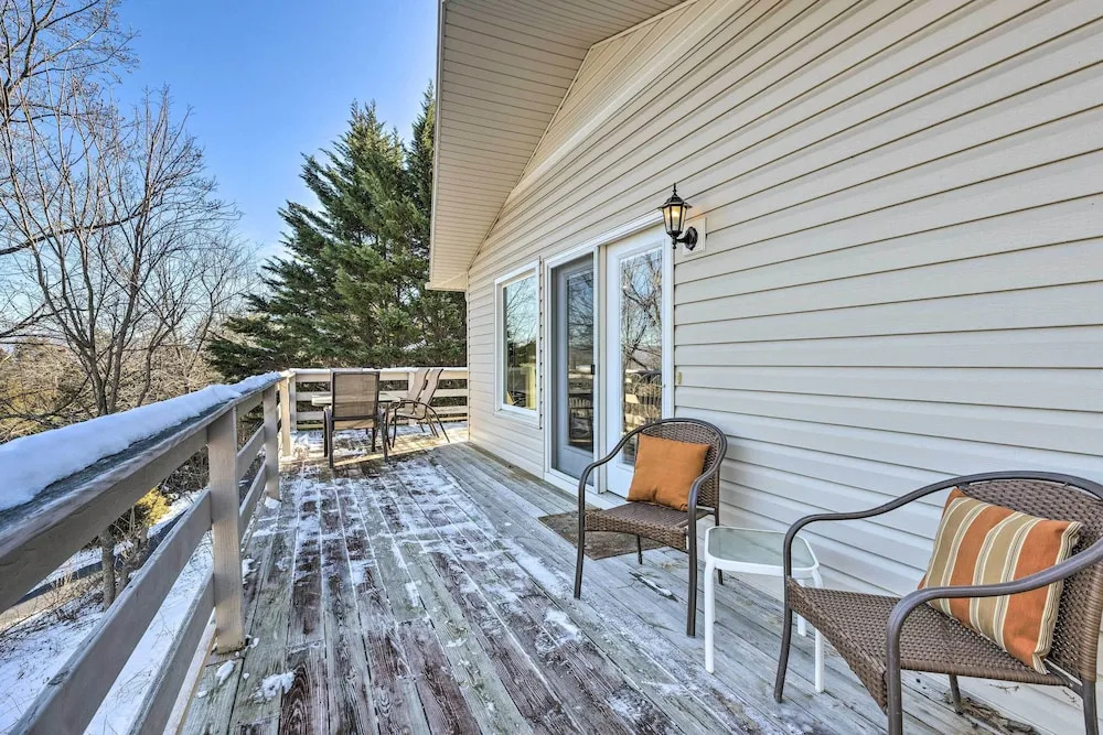 Massanutten Retreat w/ Double Deck & Mtn View!