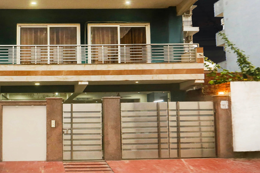 Super Townhouse Subhash Chowk Near Medanta Hospital Formerly L B Residency