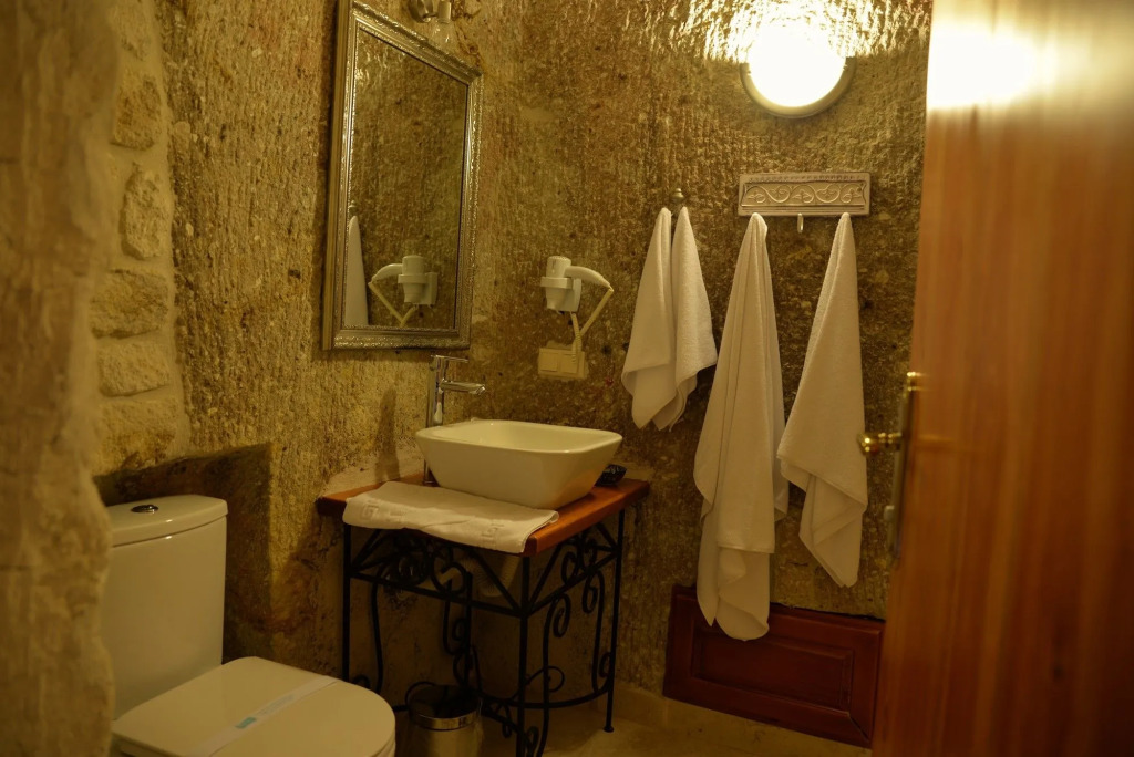 Canyon Cave Hotel