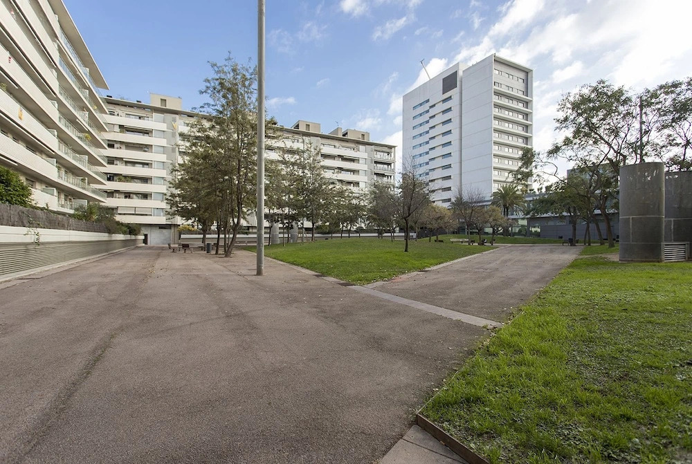 1317 - Modern Forum Apartment