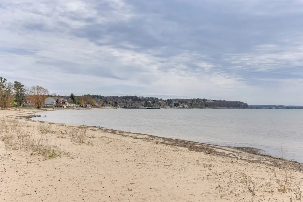 8 Mi to Traverse City: Bayside Couples Retreat