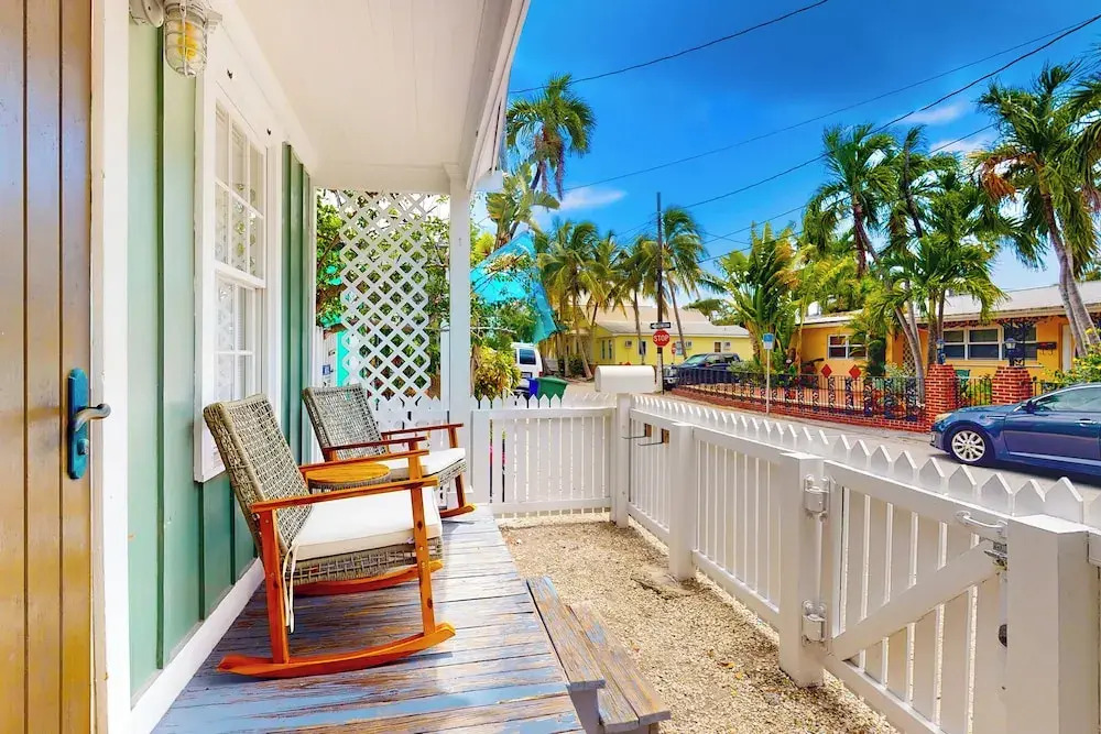 Steps to Duval St! Colorful Bahama Village Retreat