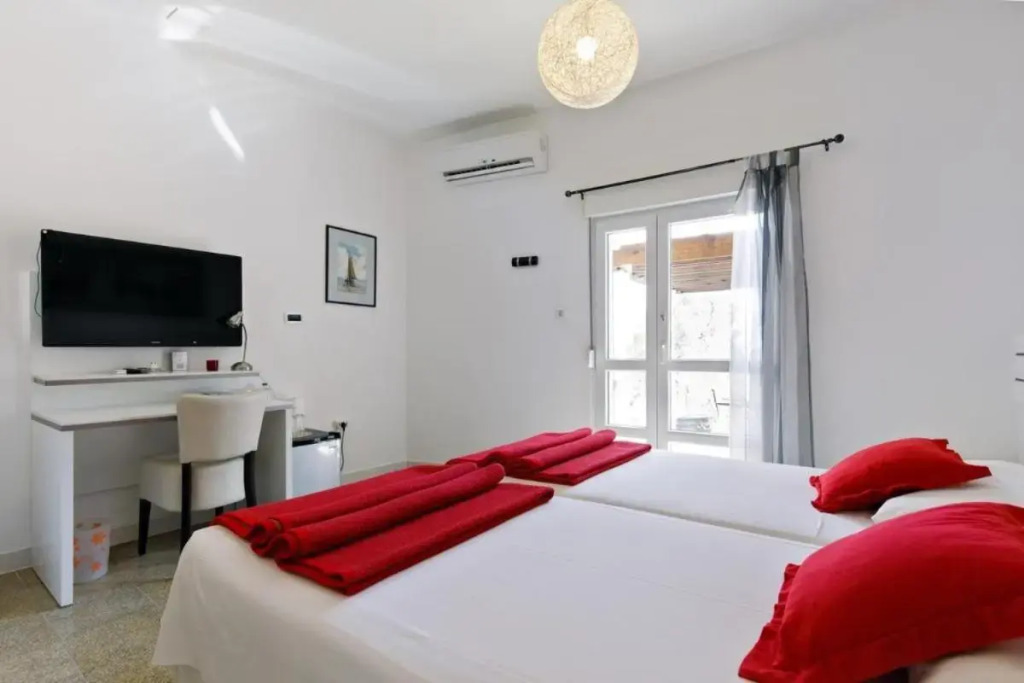Room in Guest Room Comfy Apartments Next to the Beach