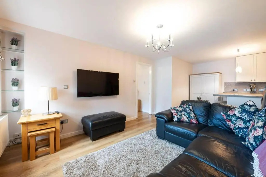 Burlington Place, Shrewsbury. 2 bedroom, private parking, 5 minutes from town