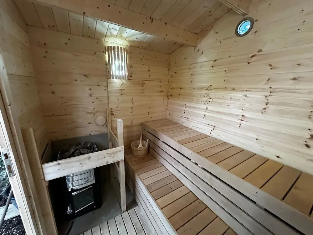 Retro Lodge nr Dartmoor with hot tub & opt sauna