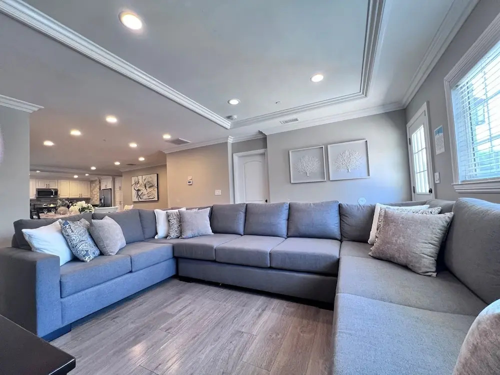 Stunning 8 bedroom 6 bathroom Pool Home