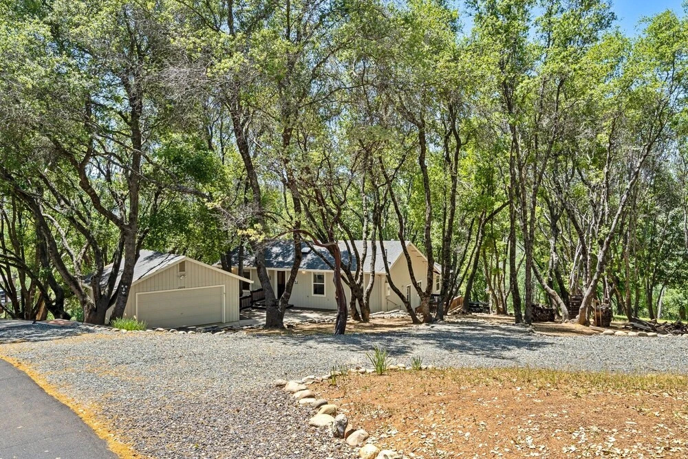 The Gathering Place - 2-Level Home with Game Room by Yosemite Region Resorts