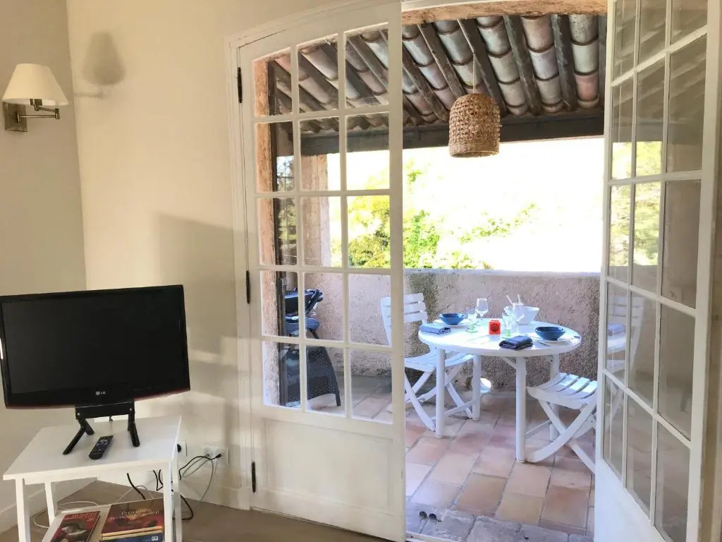 06D - Appartement spacieux avec terrasses, jardin et piscine
