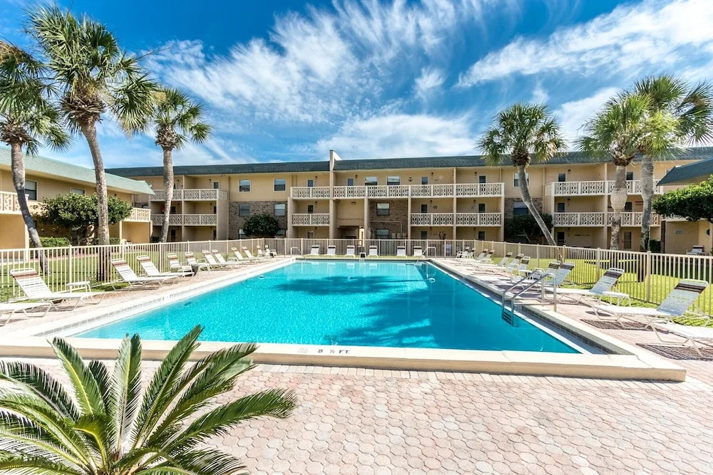 Venus 308 overlooking pool Easy Beach Access by RedAwning