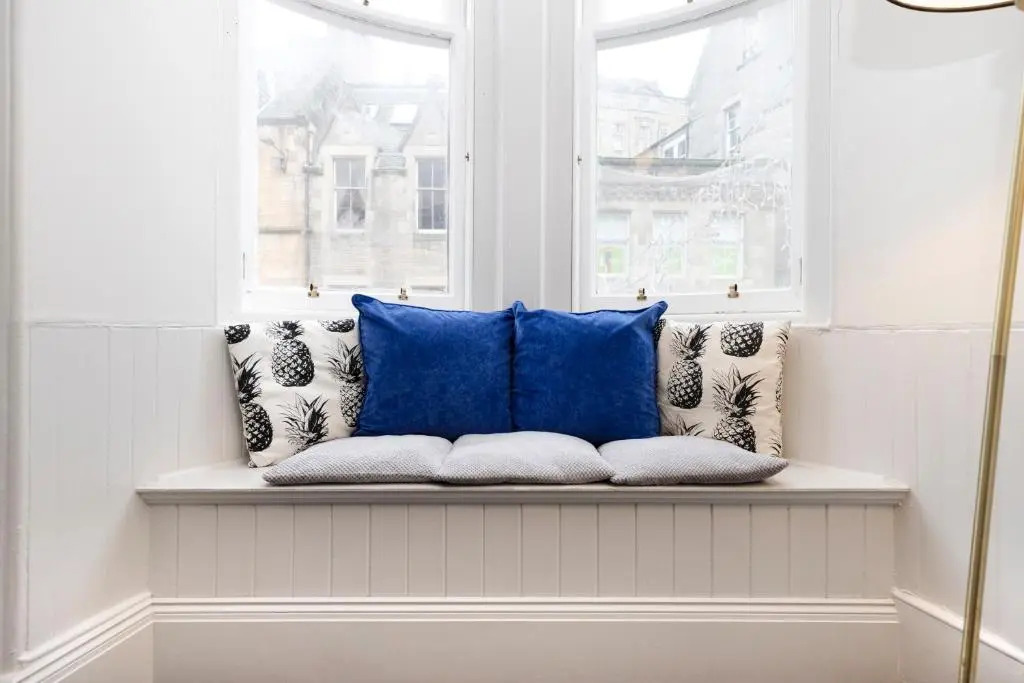 ALTIDO Sophisticated and Bright 4BR apt near Edinburgh Castle