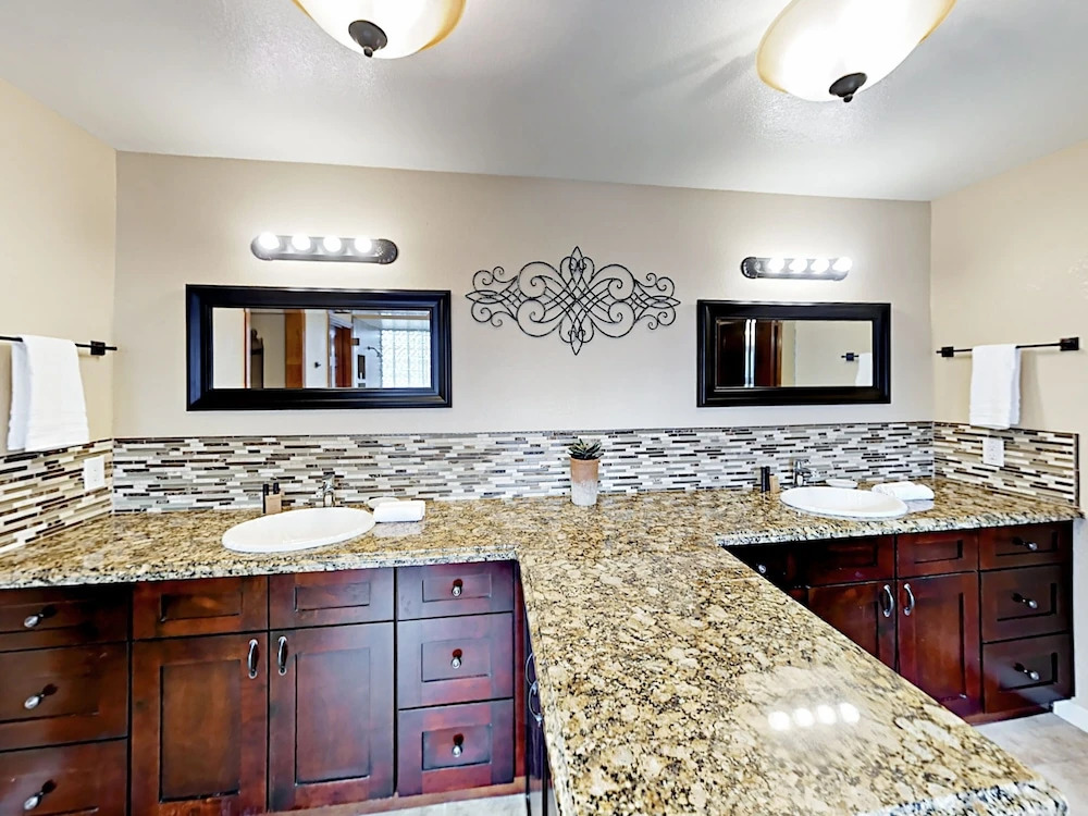 Inviting Central Scottsdale Stunner - 5 Br Home