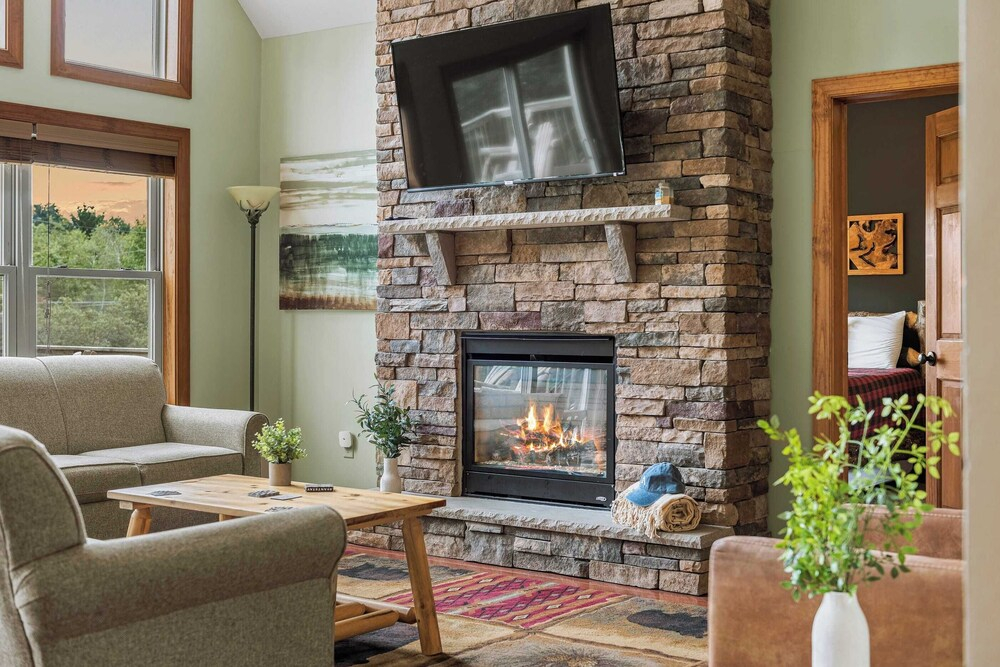 Sleeps 18 Lake Access, Game Room, Close to Skiing Otter Banks by Avantstay