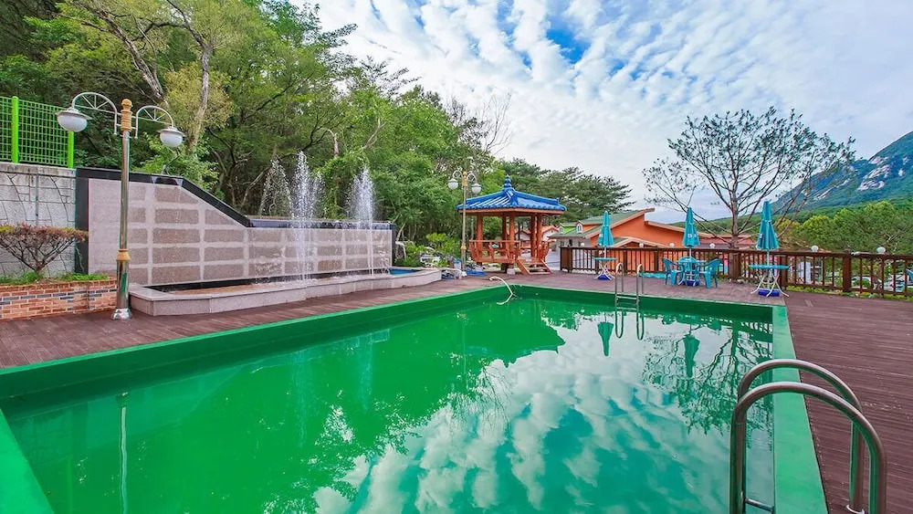 Fortune Lake and Pine Pension(포천 호수와소나무스파펜션)