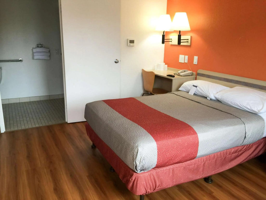 Motel 6-Roseville, MN - Minneapolis North