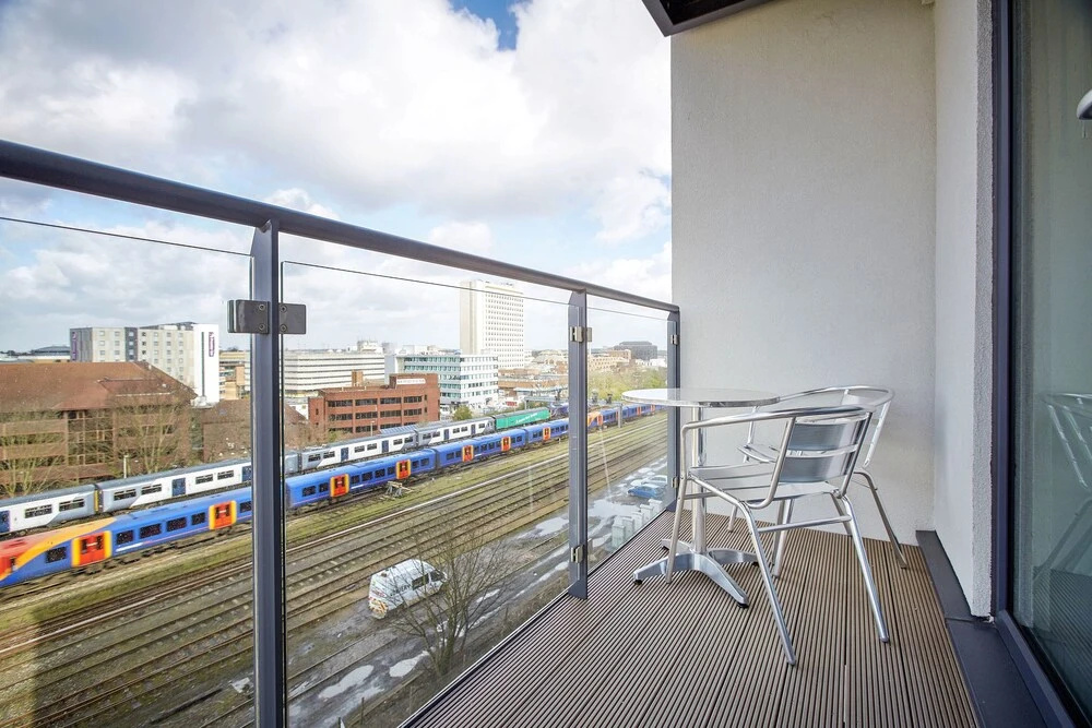 New Central Woking 1 and 2 Bedroom Apartments with Free Gym, close to Train Station