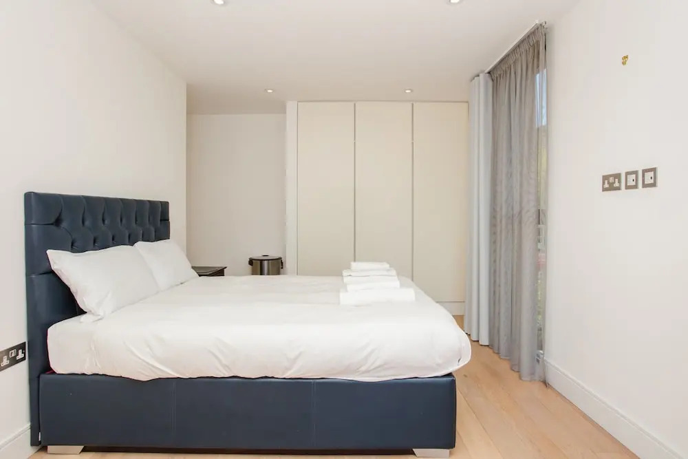 Three Bedroom Flat In Shoreditch With Large Balcony