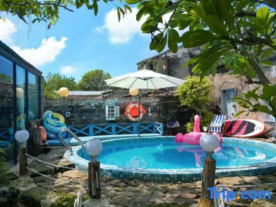 The Secret Garden of Weizhou Island Rabbit B&B (Shell Beach Colorful Beach Branch)