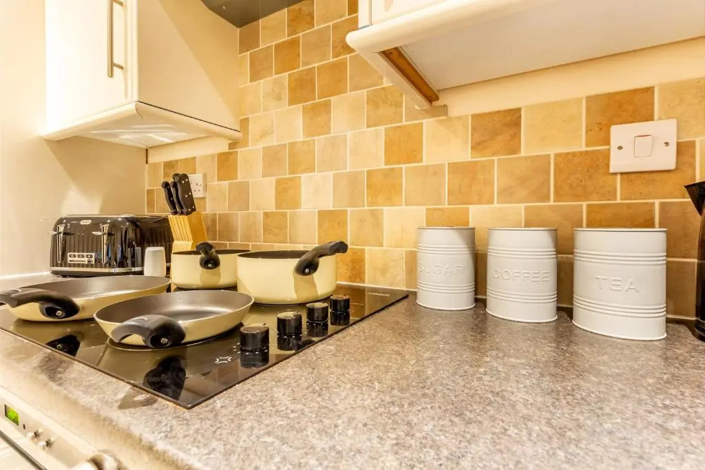 Apartment 4 Hillbrook House, Malvern - Guest Homes