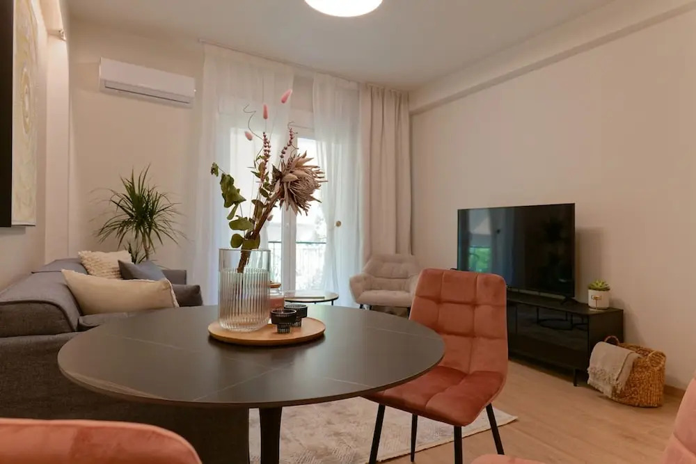 Acropolis Deluxe 1BR Apartment