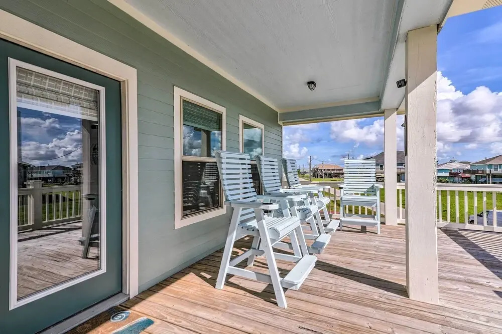 Walk to Shore: Family Retreat in Crystal Beach!