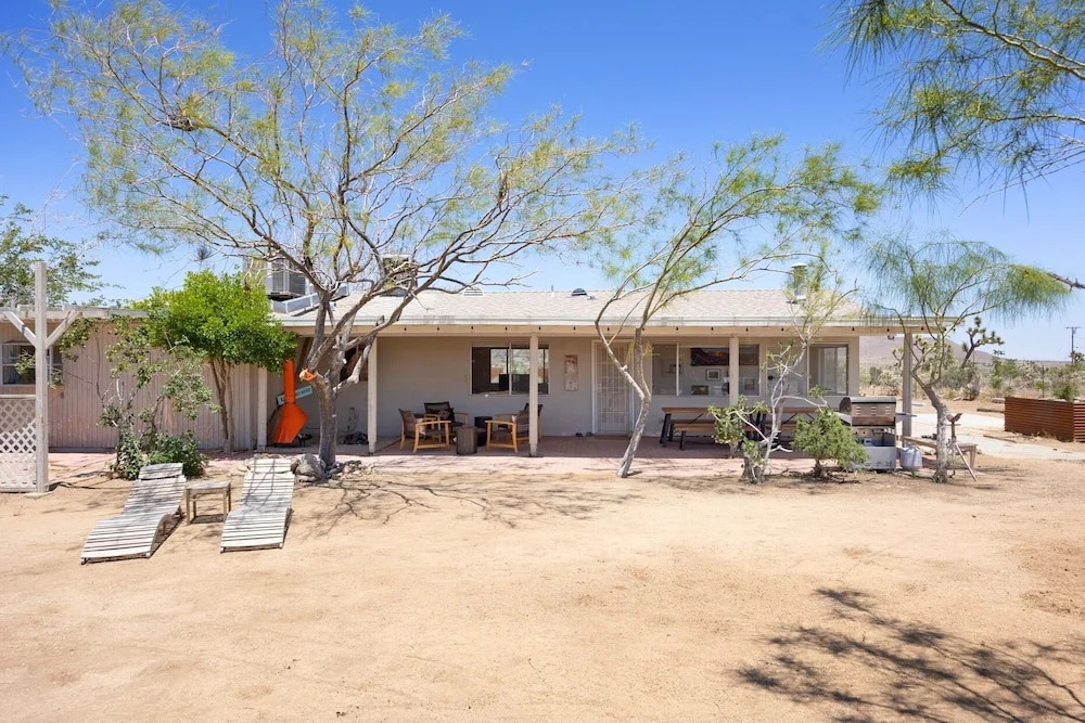 Yucca Valley Hideaway - Hammocks, Fire Pit & Grill 2 Bedroom Home By Redawning