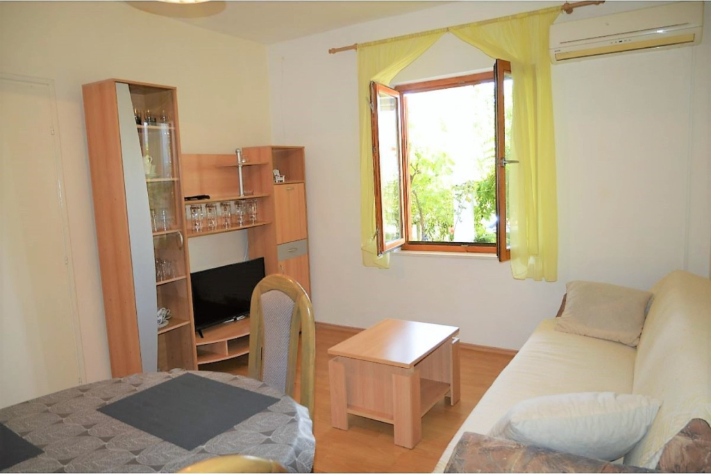 Apartment Anka - 50m from pebble beach: A1 Poljica (Marina), Riviera Trogir