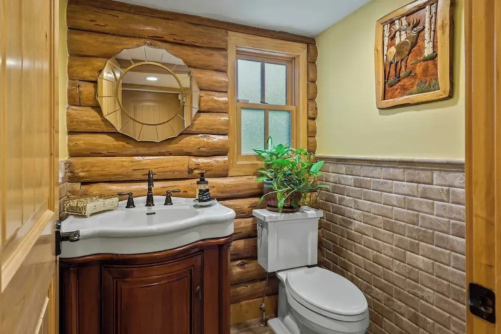 Bigwood Cabin Near Camelback Skiing, Hot Tub, Game Room, Firepit & Yard
