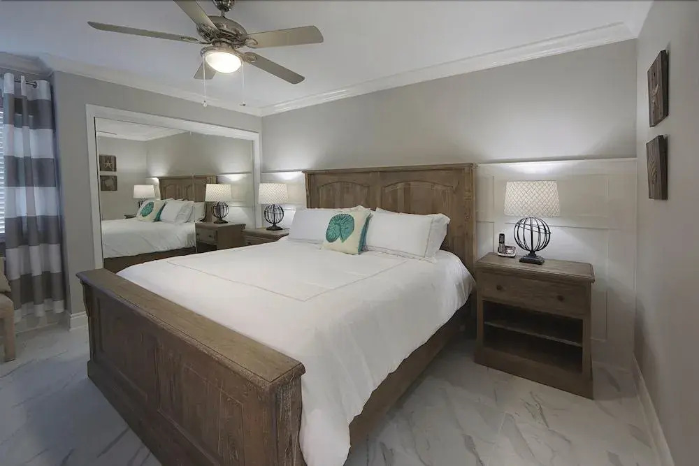 Gulf Shore Condo #302 - 2 Br condo by RedAwning