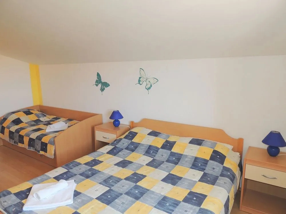 Apartment and rooms Brzac