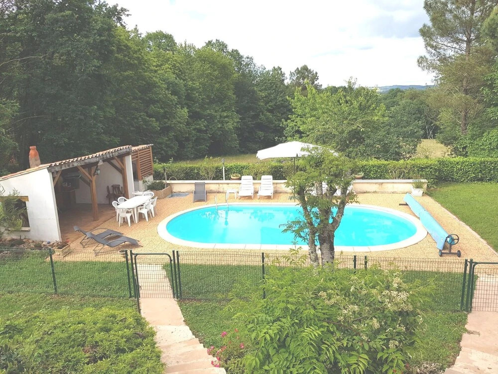 Modern Holiday Home in Belves with Swimming Pool