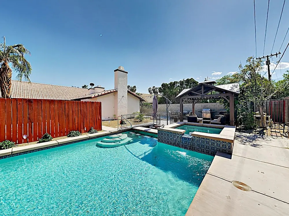Desert Oasis W/ Private Pool & Spa 4 Bedroom Home
