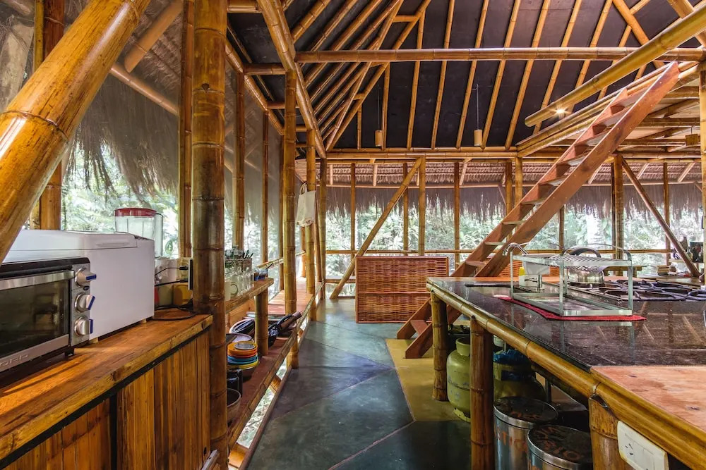 Universo Pol Bamboo Hostel
