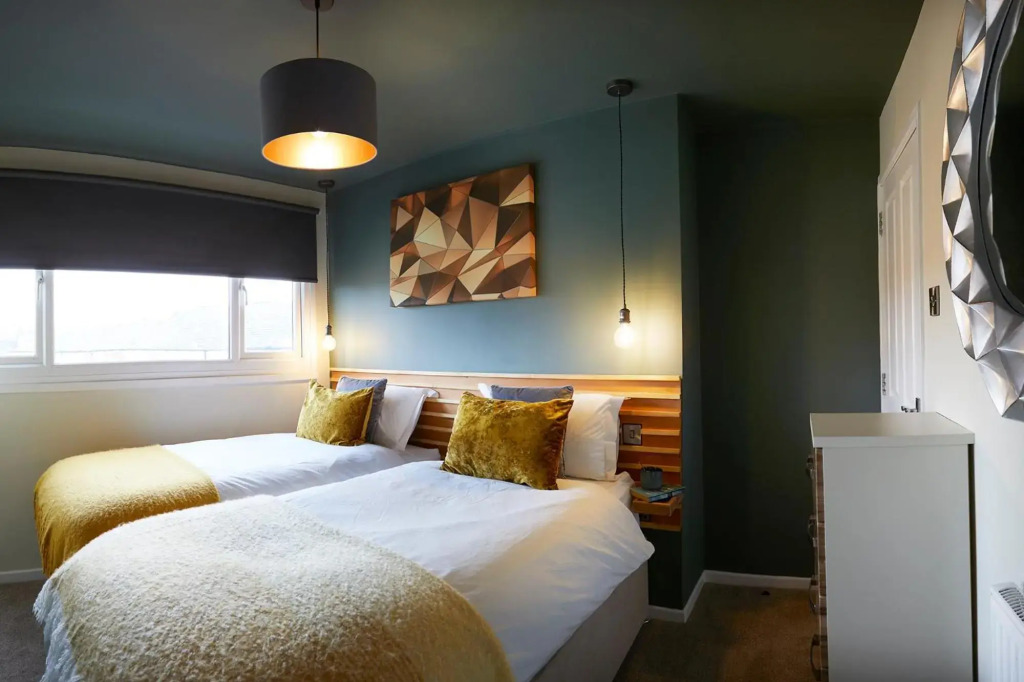 Crows Nest - Sleeps 6 nr North Bay beach and town
