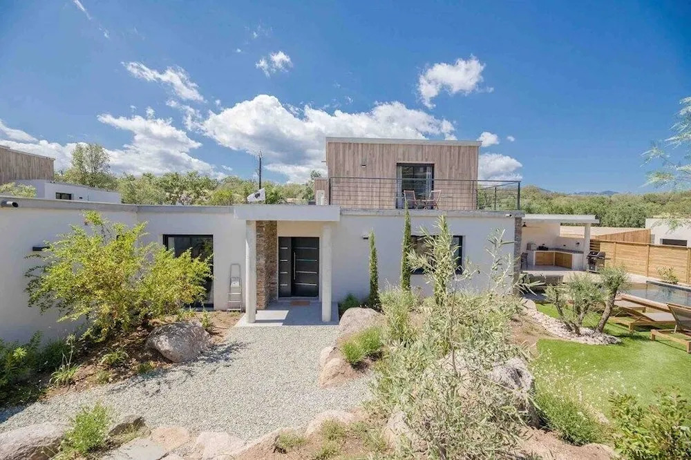 Villa contemporaine piscine chauffée