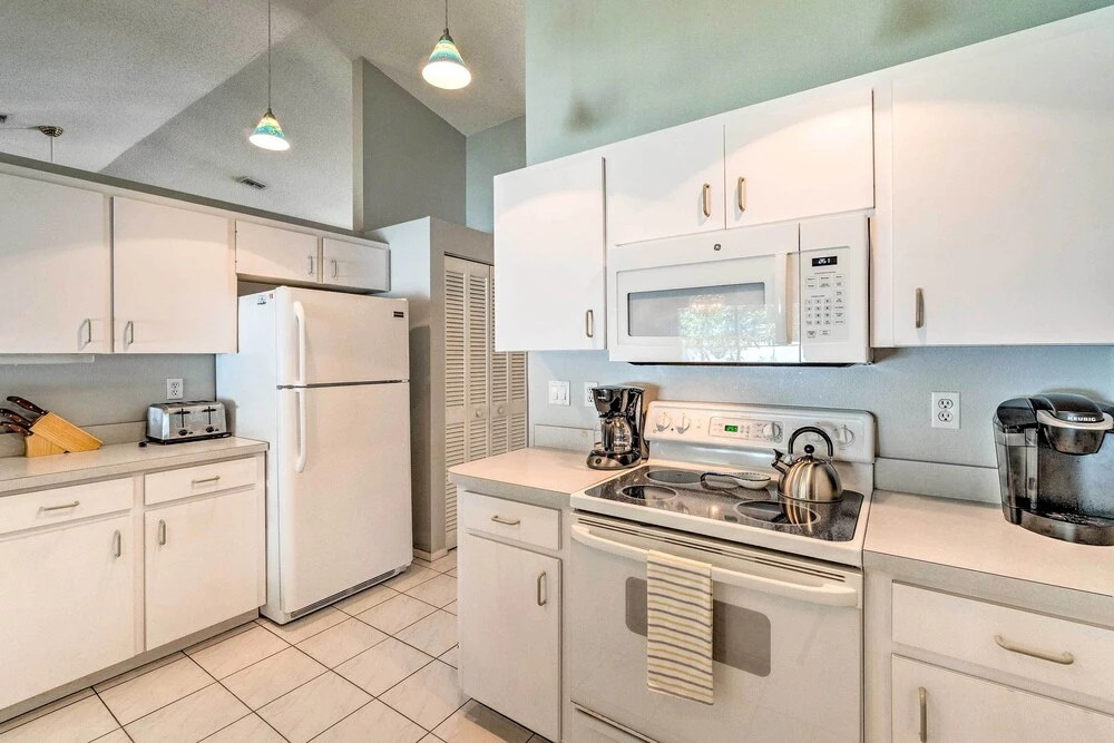 4 Mi to Beaches: Home w/ Lanai & Yard in Venice!