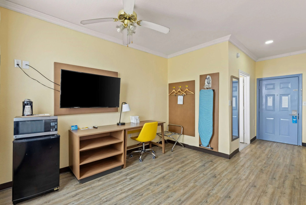 Days Inn & Suites by Wyndham DFW Airport South-Euless