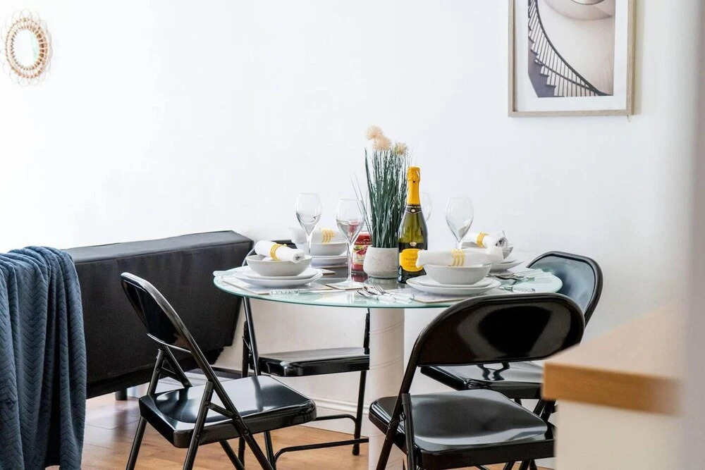 Livestay - 2 Bed Apt, Free Parking in Luton